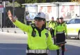 Kadın trafik polisleri İzmir’in yollarında güvenliği sağlıyor
