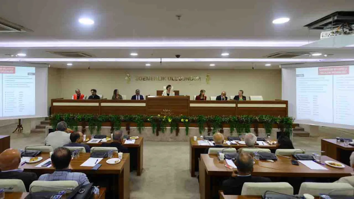 Karabağlar'da yılsonu değerlendirme toplantısı: Başkan Kınay muhtarlarla buluştu haberinin görseli