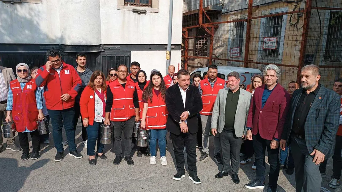 Kızılay çalışanının vurulduğu noktada yemek dağıtımı yapıldı haberinin görseli