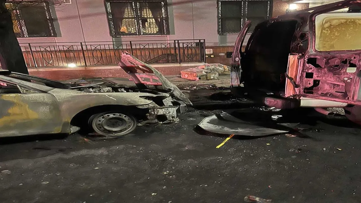  New York'ta araç yangını dehşeti: Patlamada 7 itfaiyeci yaralandı! haberinin görseli