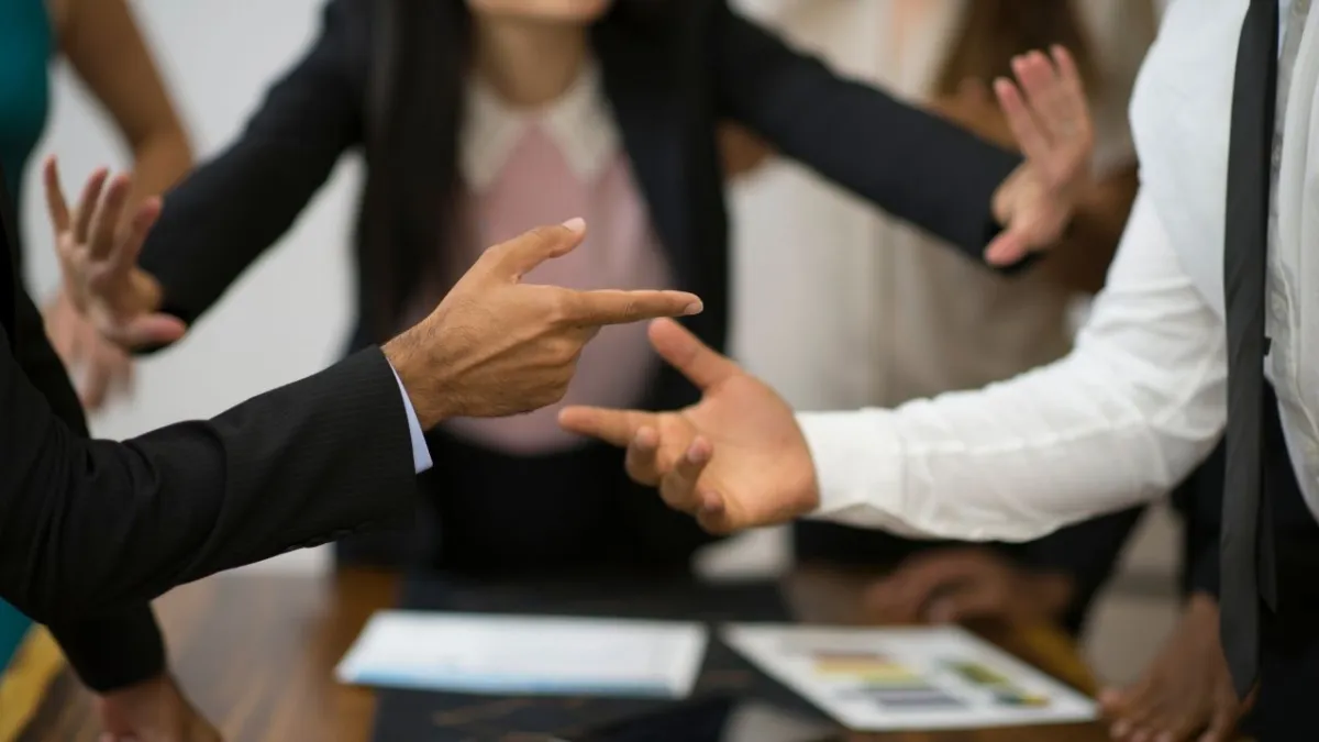 Yargıtay’dan yeni emsal: Gülerek söylenen sözler de hakaret sayıldı! haberinin görseli