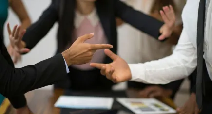 Yargıtay’dan yeni emsal: Gülerek söylenen sözler de hakaret sayıldı!