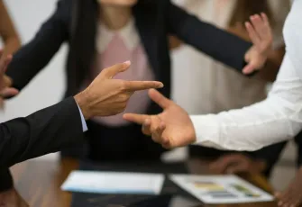 Yargıtay’dan yeni emsal: Gülerek söylenen sözler de hakaret sayıldı!