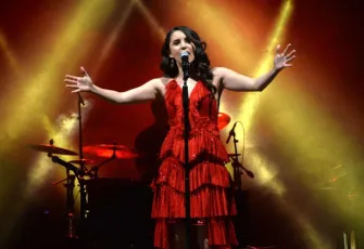 Yeni şarkılarla geri dönen Karsu, İzmir’de sahne alacak