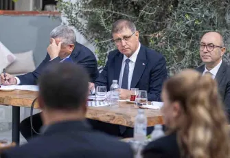 Başkan Tugay, Güzelbahçeli muhtarlarla bir araya geldi