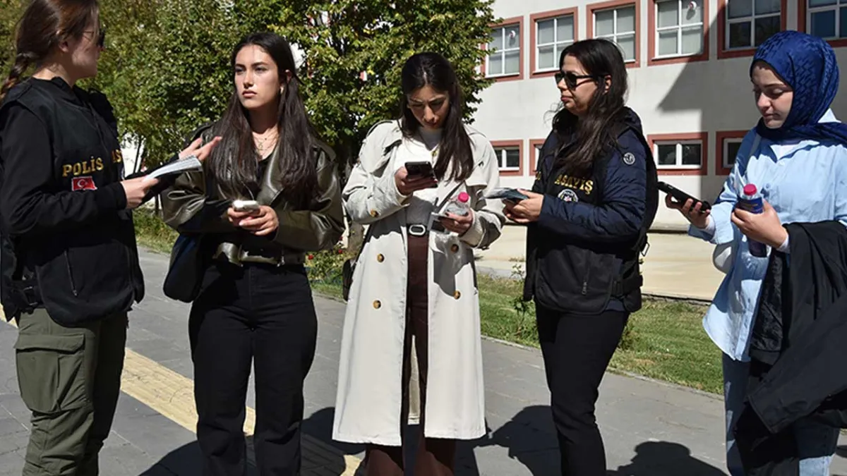 Bitlis'te KADES alarmı: Ekipler sokak sokak gezerek kadınları bilgilendiriyor haberinin görseli