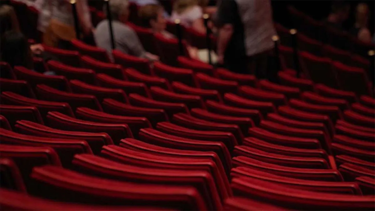 Çeşme’de miniklere tiyatro dolu ara tatil  haberinin görseli