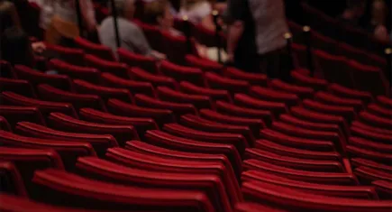 Çeşme’de miniklere tiyatro dolu ara tatil 