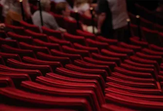 Çeşme’de miniklere tiyatro dolu ara tatil 