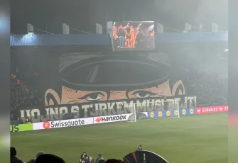 Fenerbahçe maçında 'Türklerle savaş olmalı' pankartı