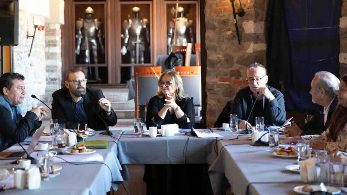 İzmir Şehir Tiyatroları Danışma Kurulu toplandı: Sahne ve oyun sayısını artırılacak haberinin görseli