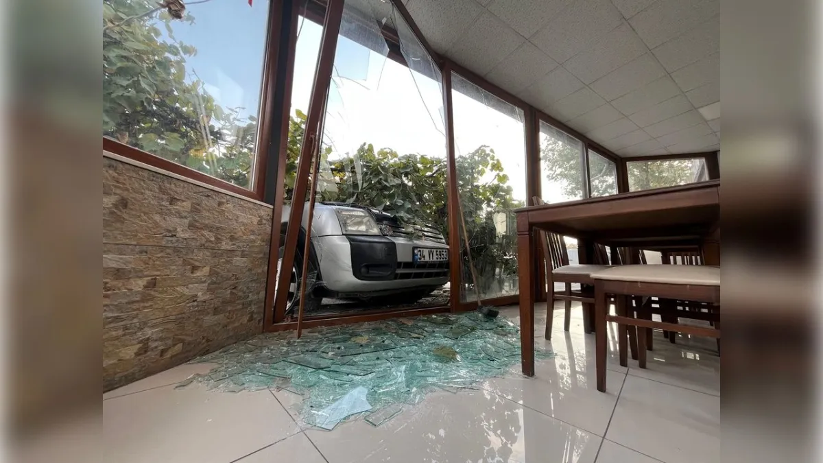 İzmit’te feci kaza: Park halindeki araçlara ve yayalara çarpan otomobil 1 can aldı haberinin görseli