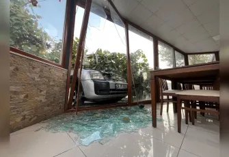 İzmit’te feci kaza: Park halindeki araçlara ve yayalara çarpan otomobil 1 can aldı