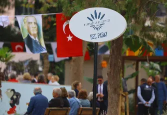 Karabağlar ‘da yenilenen Beç Parkı hizmete açıldı