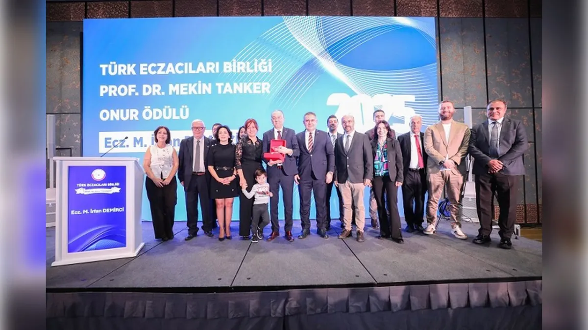 Türk Eczacıları Birliği’nden onur ve katkı ödülleri haberinin görseli