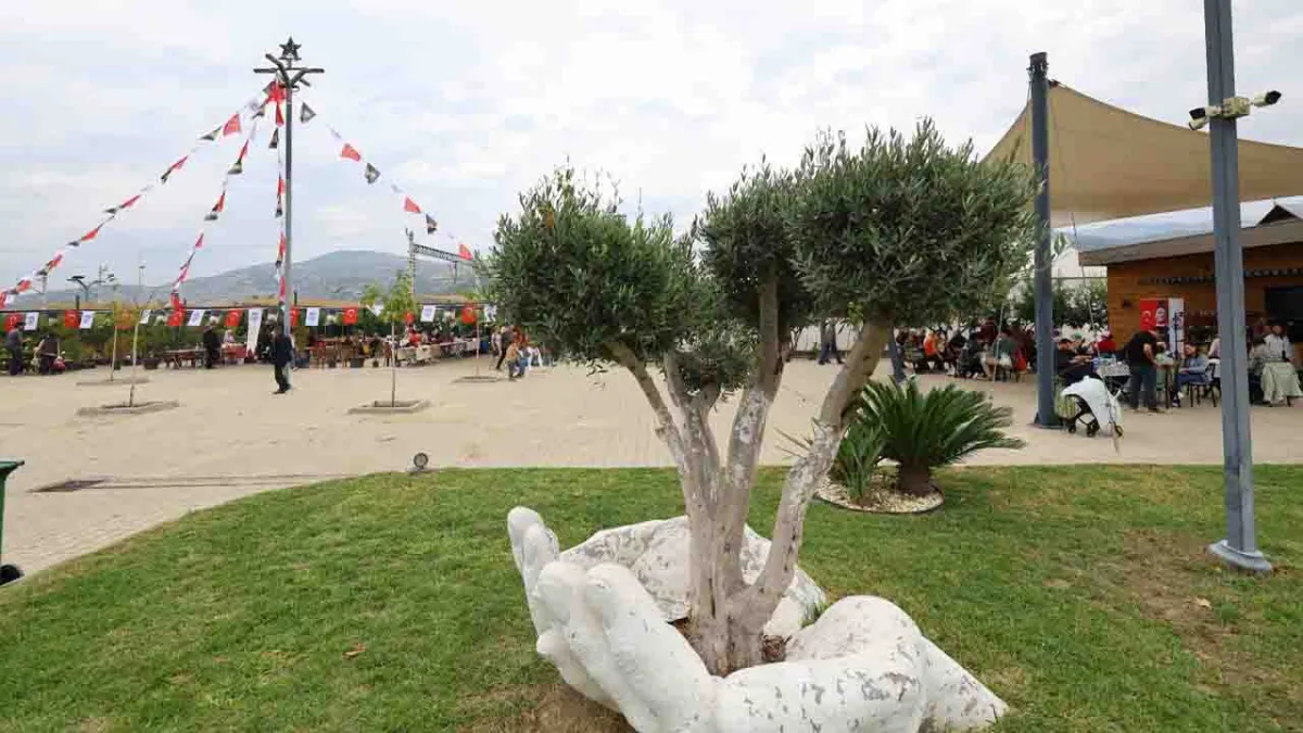 Yekta Kopan, Efes Selçuk Üretici Pazarı’nda edebiyatseverlerle buluşuyor haberinin görseli