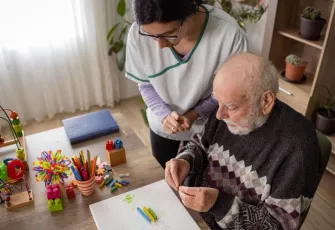 “Basit unutkanlık” sandığınız şey alzheimer habercisi olabilir! Uzmandan 10 kritik uyarı