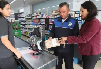 Bayraklı’da süpermarketler mercek altında: Zabıta ekipleri gıda denetimlerini sıklaştırdı
