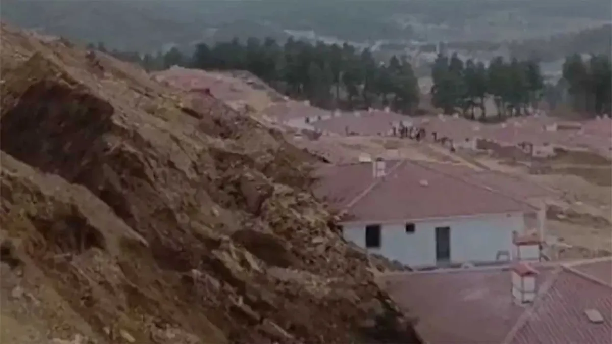 Depremzedeler için yapılan 10 ev toprak altında kaldı haberinin görseli