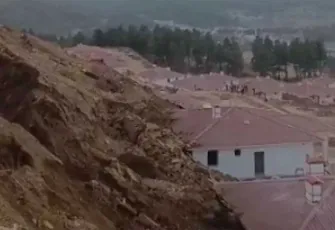 Depremzedeler için yapılan 10 ev toprak altında kaldı