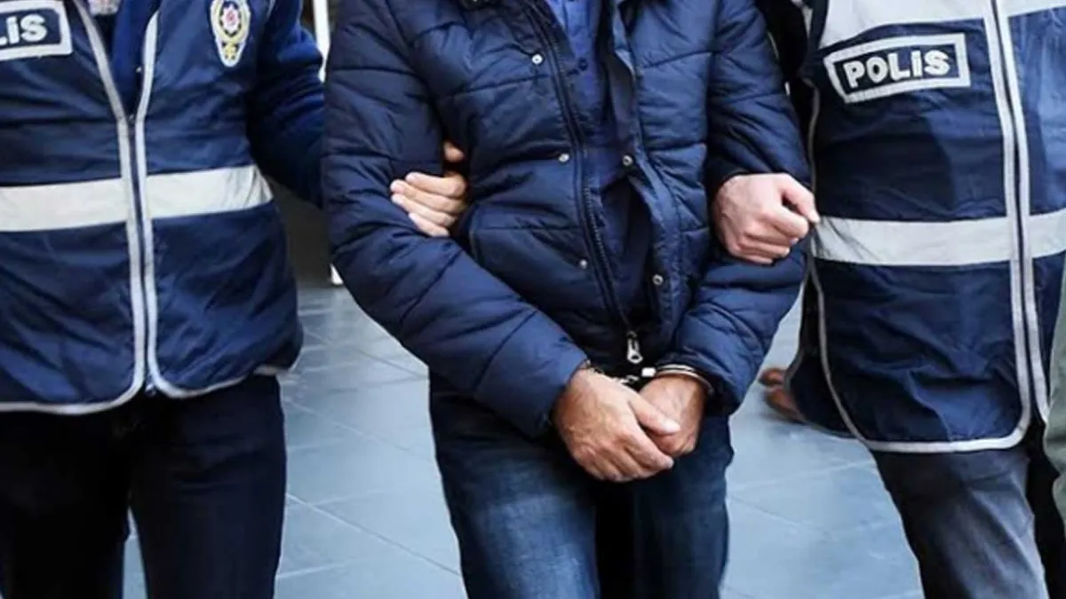 İzmir’de 26 yıl hapis cezası bulunan firari yakalandı haberinin görseli