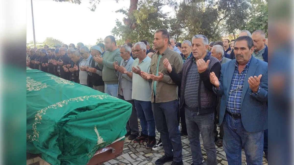 İzmir'de kazada hayatını kaybeden babaanne son yolculuğuna uğurlandı haberinin görseli