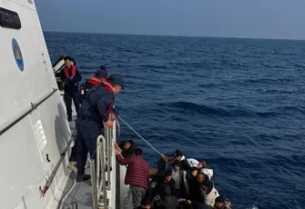 Seferihisar açıklarında tehlikeli anlar: 64 göçmen sahil güvenlik tarafından kurtarıldı