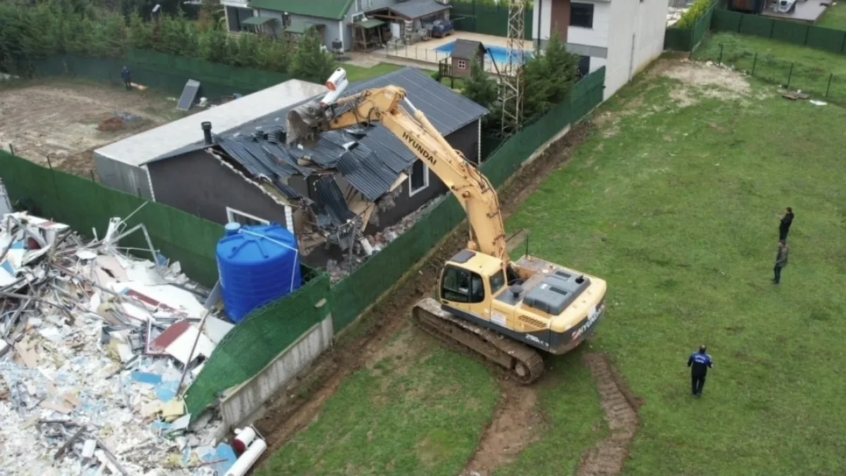 7 ay önce Sinem Çeşim cinayetinin işlendiği kaçak villa yıkıldı haberinin görseli