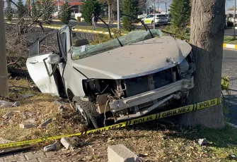 Ağaca çarpan otomobil ikiye bölündü: 2 ölü, 1 yaralı