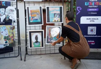 Antalya’da İranlı sanatçı Mahrokh Fouladian 120 eserlik resim dosyasını kaybetti