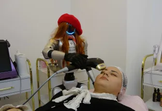 Güzellik merkezinin yeni nesil personeli ‘akıllı robot’: Müşterileri karşılıyor, cilt analizi yapıyor