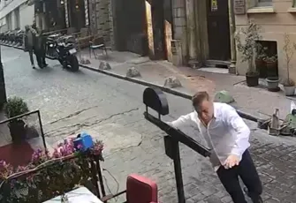 İstiklal’de sokak ortasında silahlı kavga: 2 kişi yaralandı