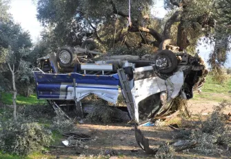 İzmir haber: Kamyonet direğe çarptı