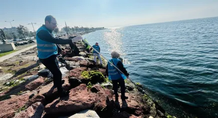 İzmirliler çevre için harekete geçti: Kıyı temizliğinde buluştular 