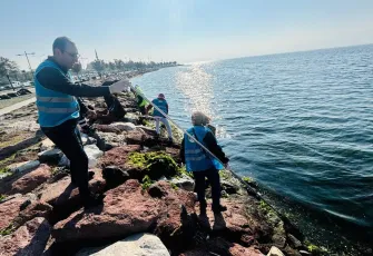 İzmirliler çevre için harekete geçti: Kıyı temizliğinde buluştular 