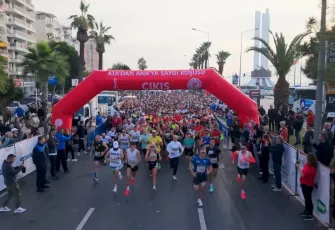 İzmirliler, Karşıyaka'da Ata’dan Ana’ya koştu