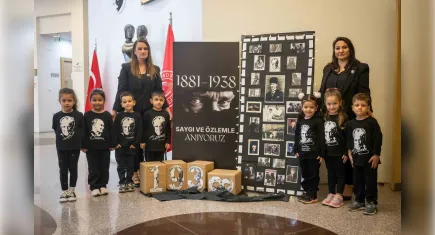 Bornova’da minik yüreklerden Atatürk’e duygusal anma töreni