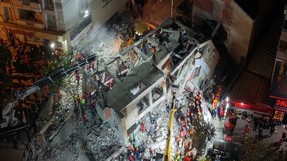 Enkazdan sağ kurtulan Dilara'nın ilk durağı ailesinin mezarı oldu haberinin görseli