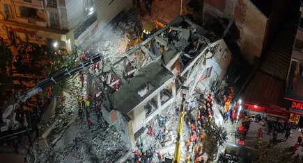 Enkazdan sağ kurtulan Dilara'nın ilk durağı ailesinin mezarı oldu