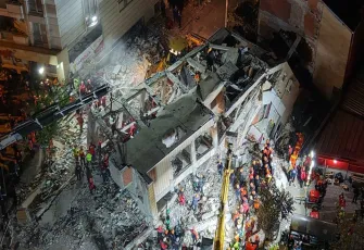 Enkazdan sağ kurtulan Dilara'nın ilk durağı ailesinin mezarı oldu