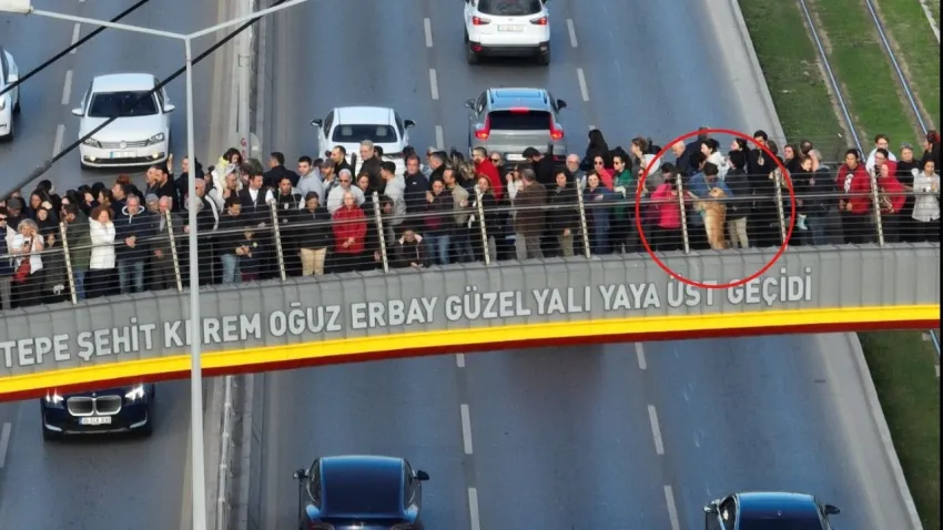 İzmir’de Atatürk'ü anma sırasında üst geçitteki köpeğin saygı duruşu dikkat çekti