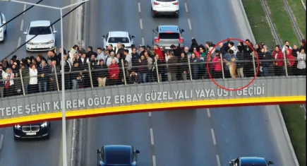 İzmir’de Atatürk'ü anma sırasında üst geçitteki köpeğin saygı duruşu dikkat çekti
