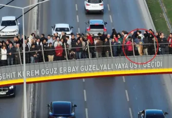 İzmir’de Atatürk'ü anma sırasında üst geçitteki köpeğin saygı duruşu dikkat çekti