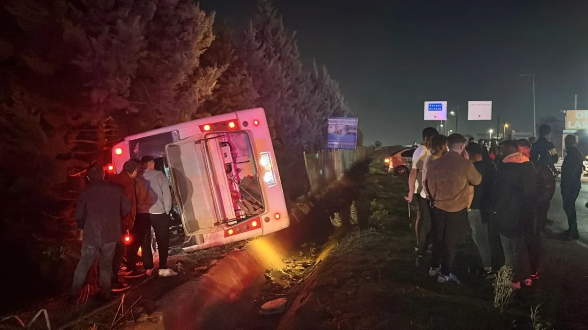 Kocaeli'deki kazada midibüs devrildi: Çok sayıda yaralı var haberinin görseli