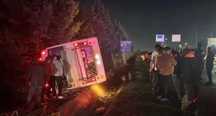 Kocaeli'deki kazada midibüs devrildi: Çok sayıda yaralı var