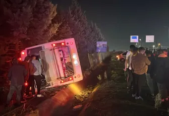 Kocaeli'deki kazada midibüs devrildi: Çok sayıda yaralı var