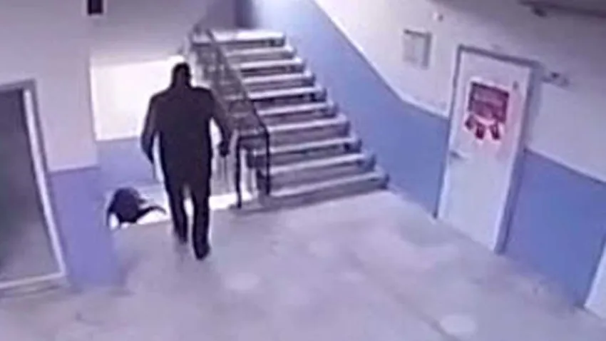 Okul müdürünün otizmli öğrenciyi itip, merdivenden düşürdüğü iddiasına soruşturma haberinin görseli