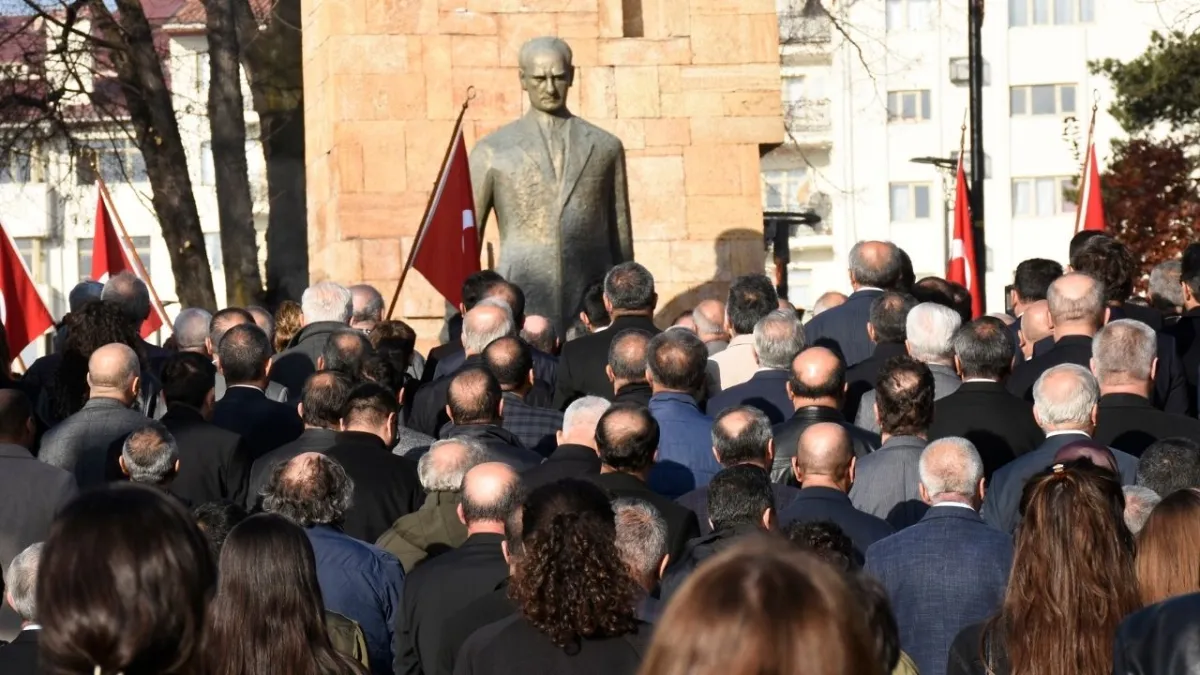 Sivas’ta Atatürk’e saygı: Sirenler çaldı, hayat bir dakikalığına durdu haberinin görseli