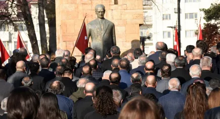 Sivas’ta Atatürk’e saygı: Sirenler çaldı, hayat bir dakikalığına durdu