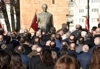 Sivas’ta Atatürk’e saygı: Sirenler çaldı, hayat bir dakikalığına durdu